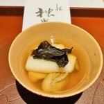 馳走 啐啄一十  - 【写真①】牡蠣(広島県)と十六島海苔(島根県出雲市)の女鶴もち(山形県)入りおでん、鰹節2年寝かせと羅臼昆布のお出汁