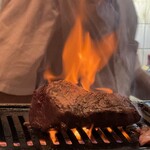 同心亭 - 表面をフランベされて、火が落ち着いたら・・・、