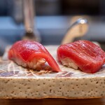 美味いもん屋 わ多なべ - 2024.12 塩釜産（左）と大間産（右）の本鮪赤身食べ比べ