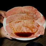 黒毛和牛焼肉 白か黒 - 