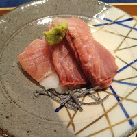 かねき - 寒ブリ　大根おろしと白葱、塩昆布、包丁が入っていて柔らかさと薬味とのバランスが最高