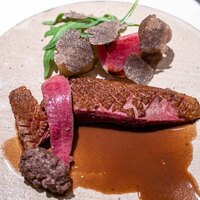 レストラン オオツ - 2024.12 常陸国天然まがも サルミソース フランス産ウインタートリュフ 蕪 セルフィーユの根 ルッコラ