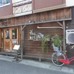 カレーハウス epice - ウッディな店構えのお店です。