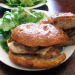 チキンとまいたけのオーブン焼き(ドリンク付980円) パンは雑穀パン