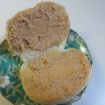 天然酵母ベーカリー　トヰチ屋 - 中にきなこを使ったクリームを挟み上からもきな粉をトッピングしたスイーツパンです。
