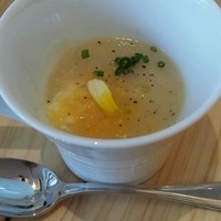 デフィ・ジョルジュマルソー - ランチで行きました。2500円のコースを頂いて最初に出てくる新たまねぎとうずらの温泉卵のスープ！！甘くてトロトロしてて美味しいです！
                