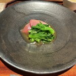 京都和久傳 - ヨコワのお造り、添えられたカラシナのおひたしが染み染みと美味い。