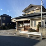 清寿司 - お店の脇に３台の駐車スペースがあります。