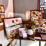 中華料理 口福 - 店内入り口。地域への愛情がそこここに。