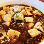 中華料理 口福 - 四川麻婆豆腐　円卓のため、この日のお料理は卓へ配膳。通常は運んでくるトレー（お盆スタイルと呼ぶのか）の様子。そのトレーもまた凛々しく。