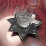 富久千代酒造 - 中身は蔵でしかいただけない鍋島、ショットグラスはバカラと有田陶器のコラボ