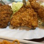 藤乃木 - アジが肉厚で極上。臭みもなく人生1番のアジフライだった。エビフライは普通
