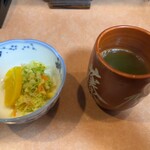 藤乃木 - コールスロー風のお新香は生姜が効いていてサッパリされてくれる。ただ、キャベツが付け合わせと被る。