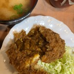 藤乃木 - カレーボール割ったところ。普通のカレーをフライにしてる。当たり前だがライスによく合う。
