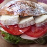 01BAKERY - 香草鸡肉与卡门贝尔奶酪三明治