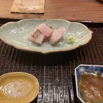 鎌倉 北じま - くろしびかます　骨が皮の近くにあるとのことで、体表に細かく包丁を入れて骨切りしているそうです