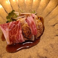 肉割烹 幹の弐 - ⑦和牛(鹿児島県産)と炙り帆立貝柱の重ねお造り【2切】
                  和牛は生で帆立貝柱は炙りなのね、セットで食べる様に指定がありました
                  組み合わせに必然性は余り無い気がします