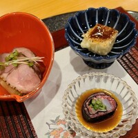肉割烹 幹の弐 - ①京生粟麩の天麩羅、味噌田楽仕立て
                ②和牛と障泥烏賊の磯部巻き、自家製甘醤油たれ
                ③鴨ロースト、薩摩芋&白葱の檸檬煮、土佐酢餡掛け
                先付けからスタート、色々なものを少しずつ頂けるのは嬉しい