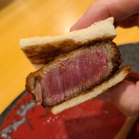 肉割烹 幹の弐 - ⑬黒毛和牛シャトーブリアンの一口サンド、あぶりがっこのタルタル添え
                軟らかくて脂の旨みと後味が軽やかで良かった
                他のお肉とは質が違うのが明確でした