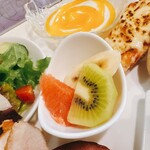 ビストロ アン ファミーユ - フルーツ（キウイ・ピンクグレープフルーツ・バナナ・柿）
