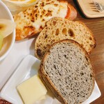 ビストロ アン ファミーユ - 自家製パン（ごま・レーズン）、バケットピッツァ