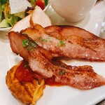 ビストロ アン ファミーユ - ベーコンとイタリアンソーセージ、スパニッシュオムレツ