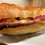 焼きたてパン工房 かえでの木 - カリカリチーズパニーニ400円！