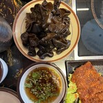 火鍋江湖 - 木耳、とつけだれと麻辣牛肉。