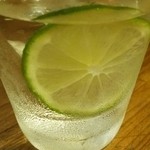 エガサン - ライム入りの水