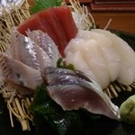 魚ぎょ 三軒茶屋店 - 刺盛(ホタテ、イワシ、シメサバ、マグロ)