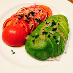 Royal Garden Cafe 青山 - トマトとアボカドのサラダ