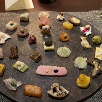 リナシメント - 全30種類の前菜。説明書がありますので、読みながら、どれかな？と考えながら食べるのも楽しい。