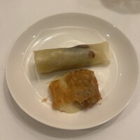 天厨菜館 渋谷店 - （上）特製窯焼き北京ダック（下）ダックローストのチーズ風味
