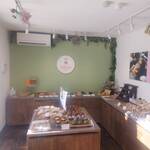 ダヴィデドーナツ - 落ち着いた色合いの店内に、ドーナツがぎっしり