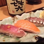 誠 - 今宵の〆に頂く寿司は、藁で炙った鰹と時知らずに子持ちのシャコ。
      
      どれも旬の一品です。