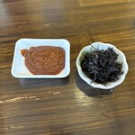煮干らー麺 カネショウ - トッピングの辛味噌、岩海苔