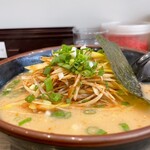博多ラーメン 長浜や - 千切りネギは豚骨によるカロリーを帳消しにしてくれます！　かね？