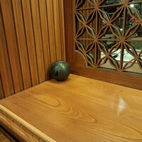 横浜 瀬里奈 浪漫茶屋 - テーブル席の右側にある置き物です。