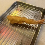 串カツ田中  - エビは中身はほっそーいです。味は普通にエビ。カラッと油切れが良いのが特徴です。ぶっちゃけ大阪の店は真っ黒な油使ってる店も多。。。まぁ発祥的にはそういう食べ物です
