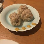 おおはま - しゅうまい、一個食べられた後ですが、辛子も人数分ぽちぽちと