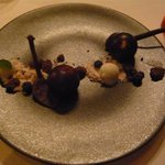 レストラン マノワ - デザート（さくらんぼとマンゴーのムースを包んだチョコレートの球体）（2014.5）
