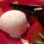 ファニエンテ - 2014.5.22(木)19時半 コース料理6000円+飲物代
      デザイン店舗にリーズナブルなコース料理、料理人との距離が近い、全てのバランス良し(*^-^*)