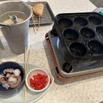 串カツ田中  - 我が家にもたこ焼き器ありますwでも田中のたこ焼きは天かす＋標準でアブラカスがはいってて格段に美味しくなります！！大阪でも標準で入ってる店はあまりありません