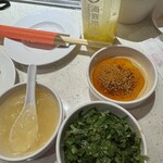 海底撈火鍋 - 麻辣ダレ、ゴマダレ