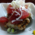 鶴亀 - マグロ納豆 420円(税込)(2024年12月7日撮影)