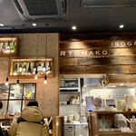 ISOGAMI餃子バル TOMAKO - お洒落な店内