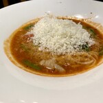 ISOGAMI餃子バル TOMAKO - 粉チーズたっぷりのトマトラーメンも美味しい