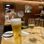 ISOGAMI餃子バル TOMAKO - 生ビールとグラス白ワイン