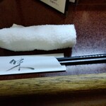 鶴亀 - 布おしぼりとお箸(2024年12月7日撮影)