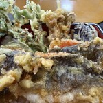 鯉西 - 岩魚の天ぷら、その他はカボチャニンジンナスシメジ春菊